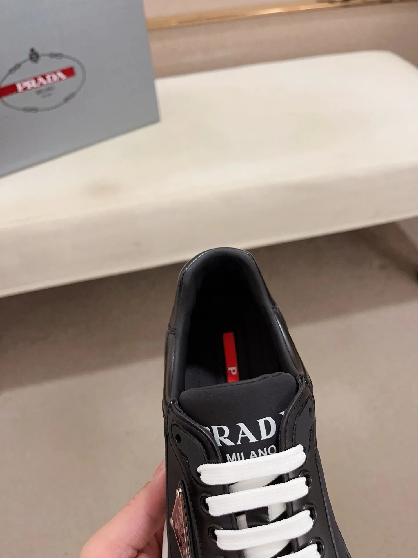 Men's Men's Shoes 💰 580💰 ✔️✔️✔️High-quality new PRADA (Prada) counters are launched simultaneously. The new men's shoes and 😘fabric are made of selected first-layer cowhide and technological glue-spraying technology. Lining: Full cowhide lining. 👍🏿High-end☄️Open-molded non-slip rubber outsole, exquisite lines, simple and elegant, comfortable and high-end for leisure travel. Code number: 38 to 44 (can be customized to 45, non-refundable!